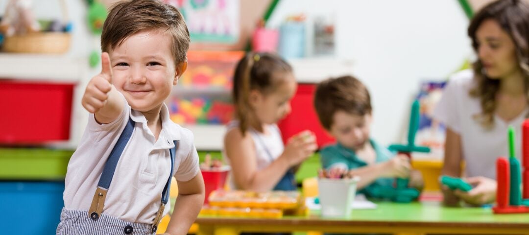 Niño sonriendo en clase